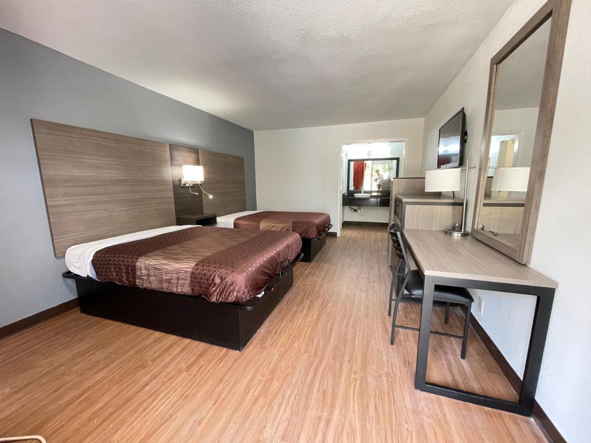 Landmark Hotel Leesville Bagian luar foto