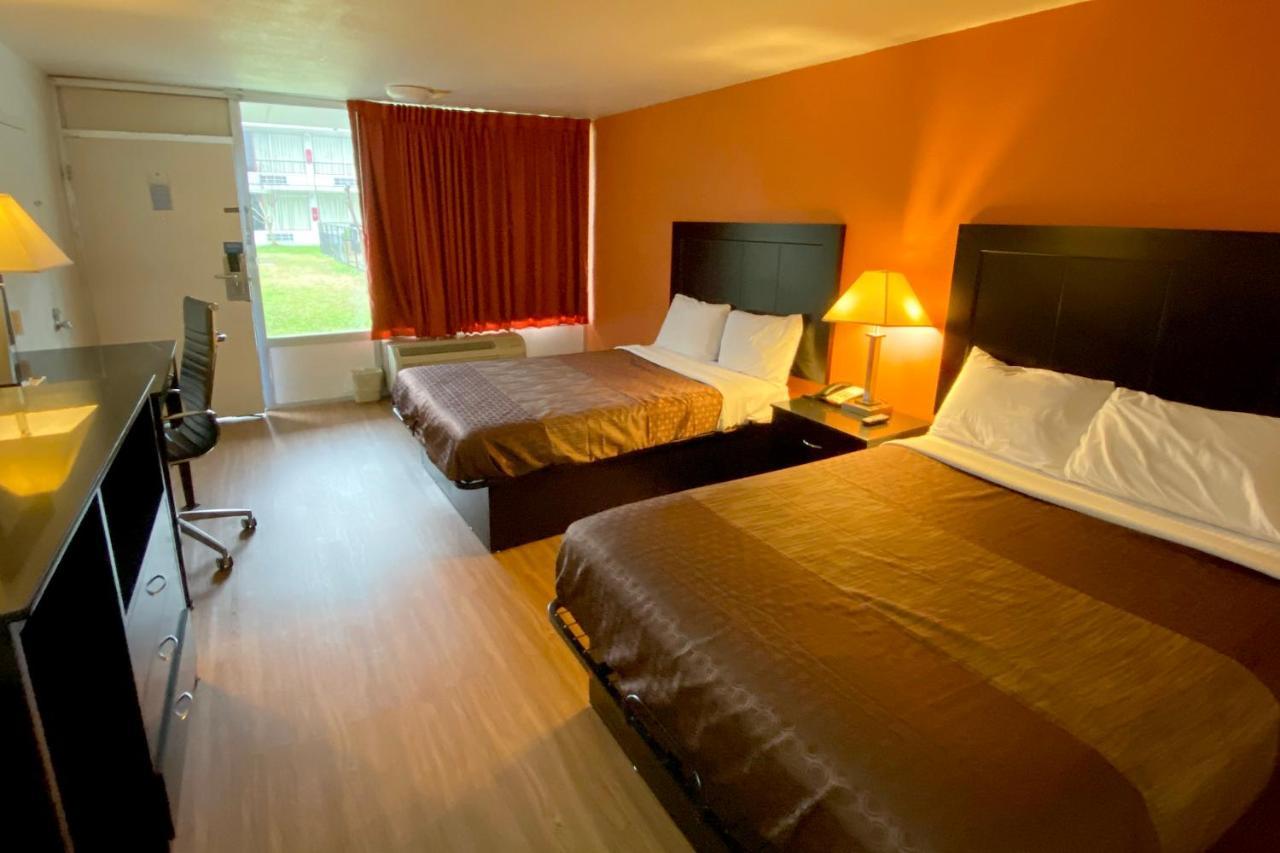 Landmark Hotel Leesville Bagian luar foto