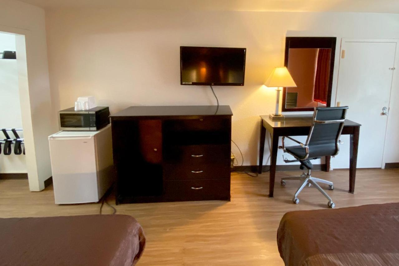 Landmark Hotel Leesville Bagian luar foto