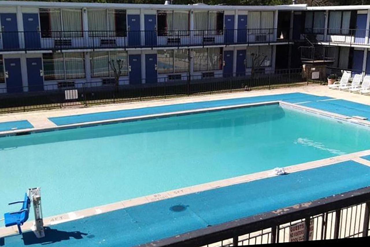 Landmark Hotel Leesville Bagian luar foto