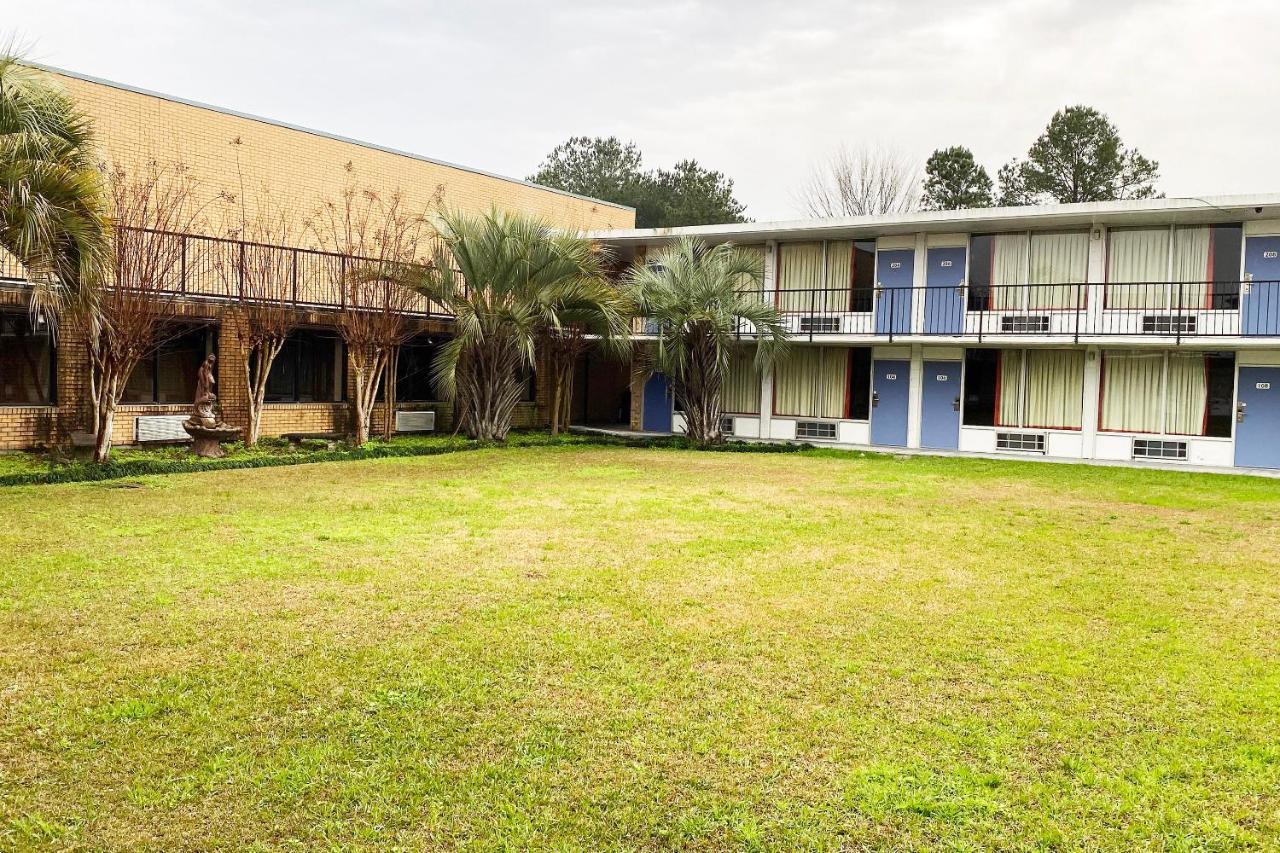 Landmark Hotel Leesville Bagian luar foto