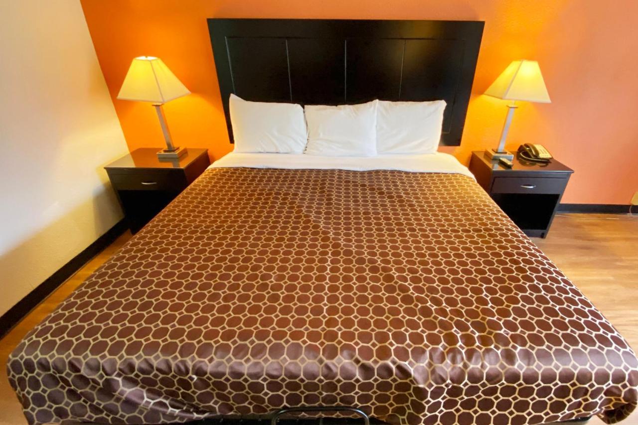 Landmark Hotel Leesville Bagian luar foto