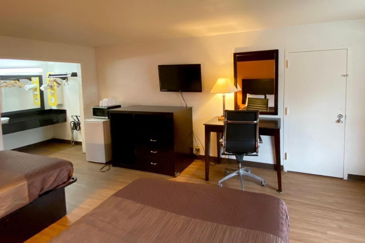 Landmark Hotel Leesville Bagian luar foto