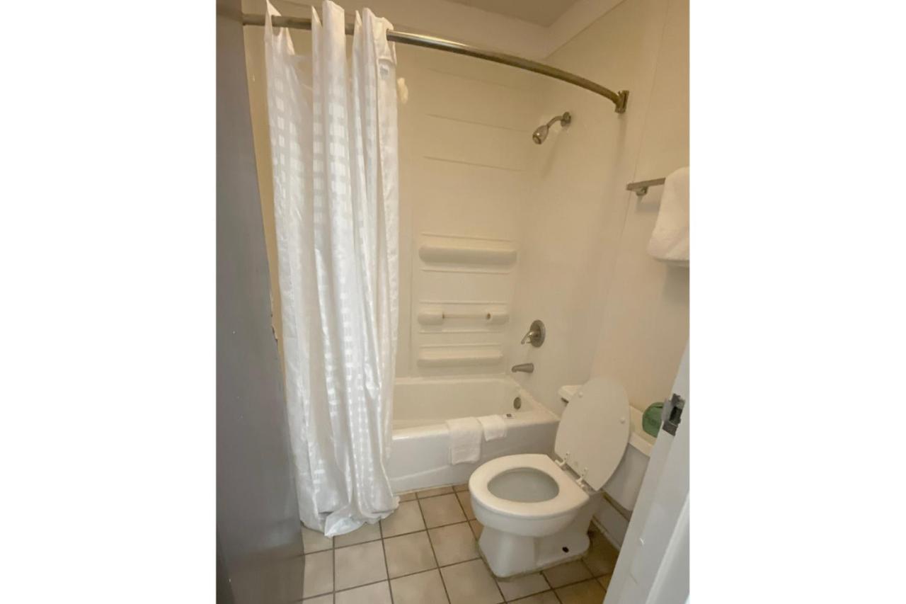 Landmark Hotel Leesville Bagian luar foto