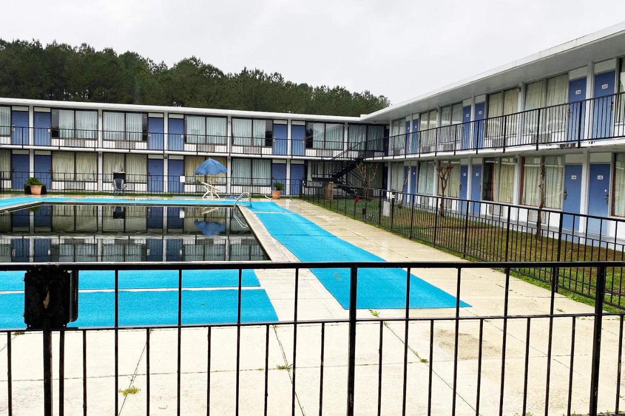 Landmark Hotel Leesville Bagian luar foto