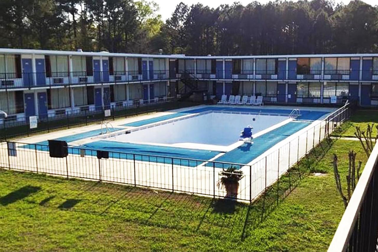 Landmark Hotel Leesville Bagian luar foto